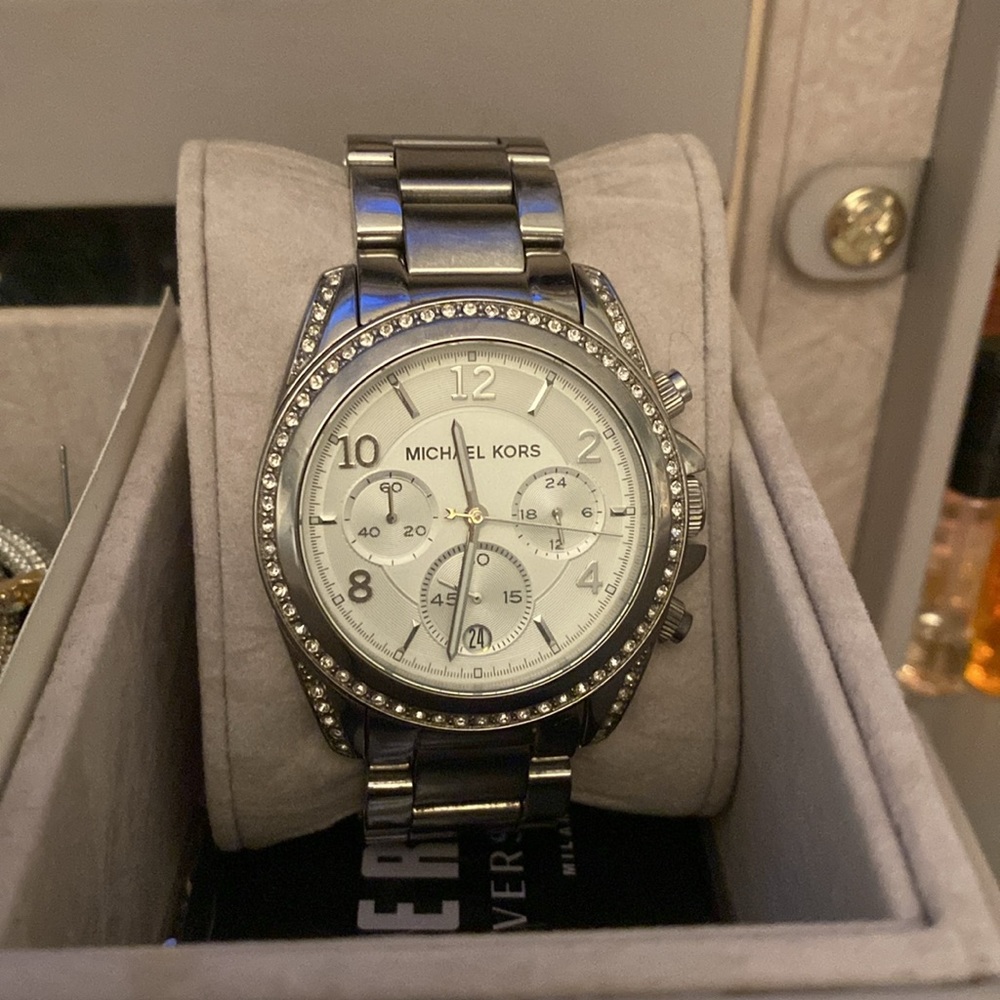 Micheal Kors Sliver with Crystal watch 39MM - Picture 7 of 10